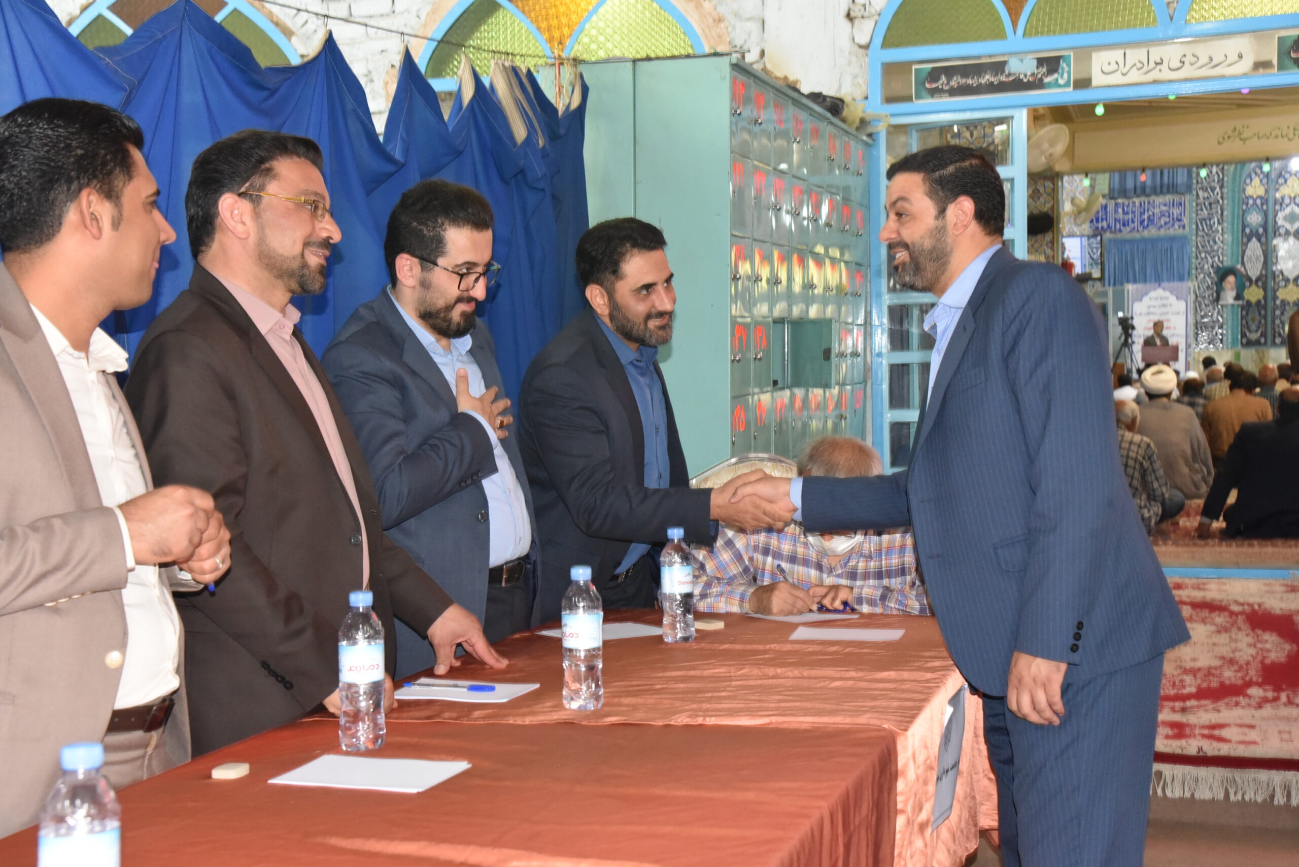 میز ارائه خدمت شهرداری شهرضا روز جمعه مورخ ۱۴۰۱/۴/۱۷ در محل اقامه نماز جمعه شهرستان شهرضا دایر گردید