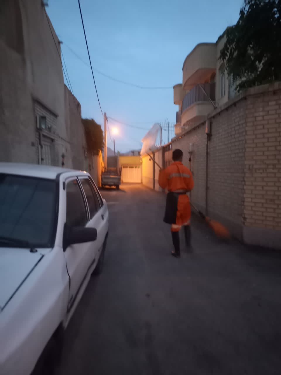 نظافت فرعی۶۰خیابان انقلاب اسلامی توسط حوزه معاونت اجرایی و خدمات شهری