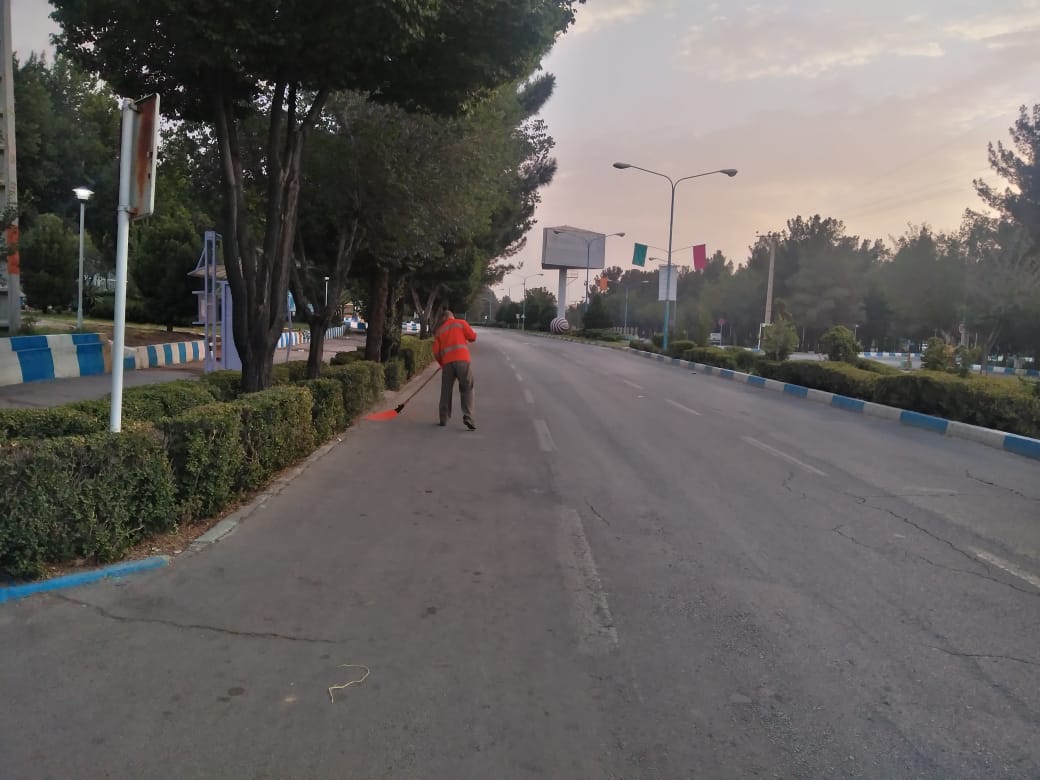 نظافت و رفت و روب جمعه بازار. بلوار حرم شاهرضا