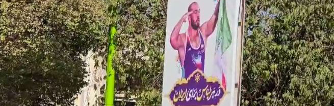 اکران-پویش-در-هر-لباس-برای-ایران-در-سطح-شهر-توسط-شهرداری-شهرضا.