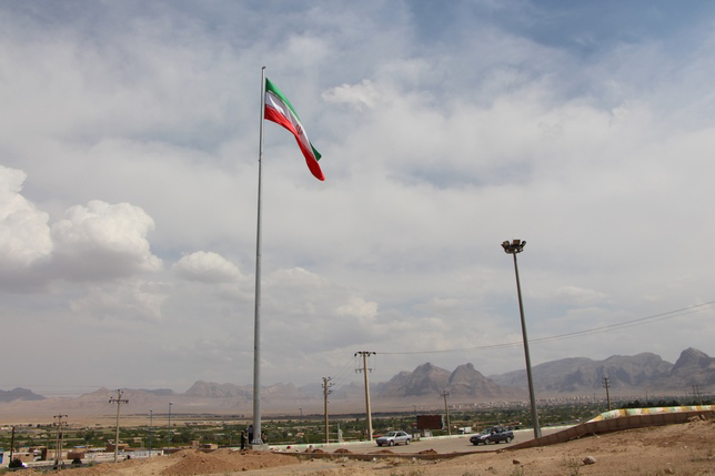 پرچم بزرگ جمهوري اسلامي ايران در شهرضا برافراشته شد