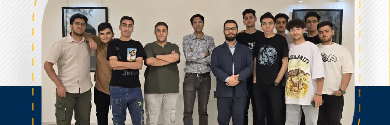 بازدید سرپرست معاونت فرهنگی اجتماعی شهرداری شهرضا از نمایشگاه عکاسی هنرجویان گرافیک در گالری سکوت