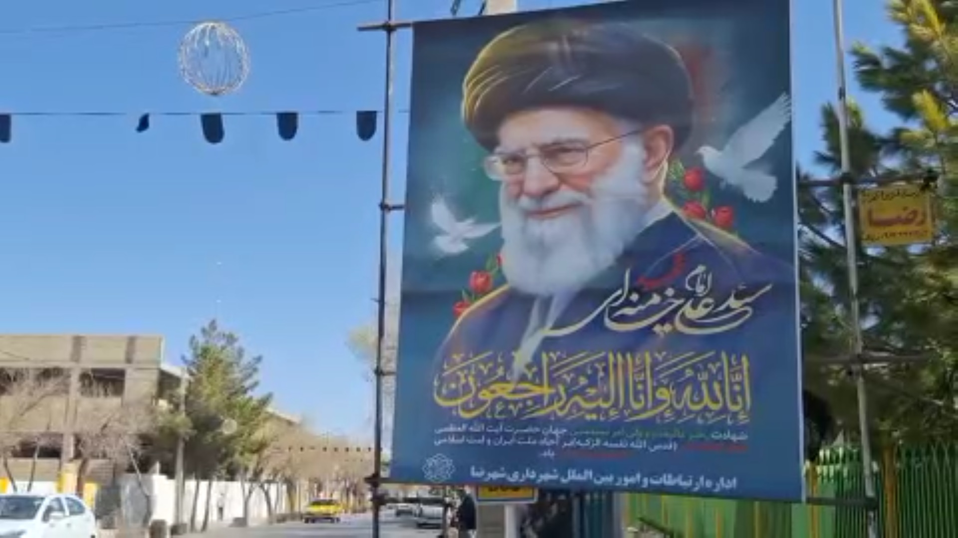یک شهر به احترام شهادت سیدالشهدای انقلاب سیاه‌پوش است