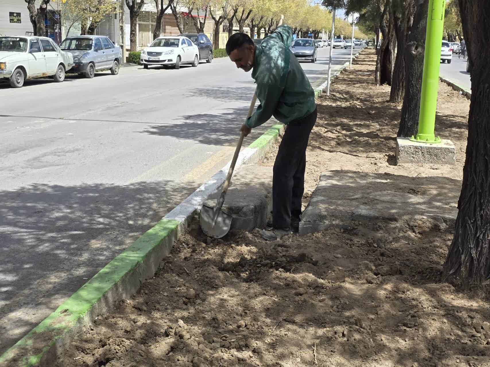 اجرای عملیات حفر کانال جهت لوله‌گذاری آب فضای سبز در بلوار آیت الله مطهری