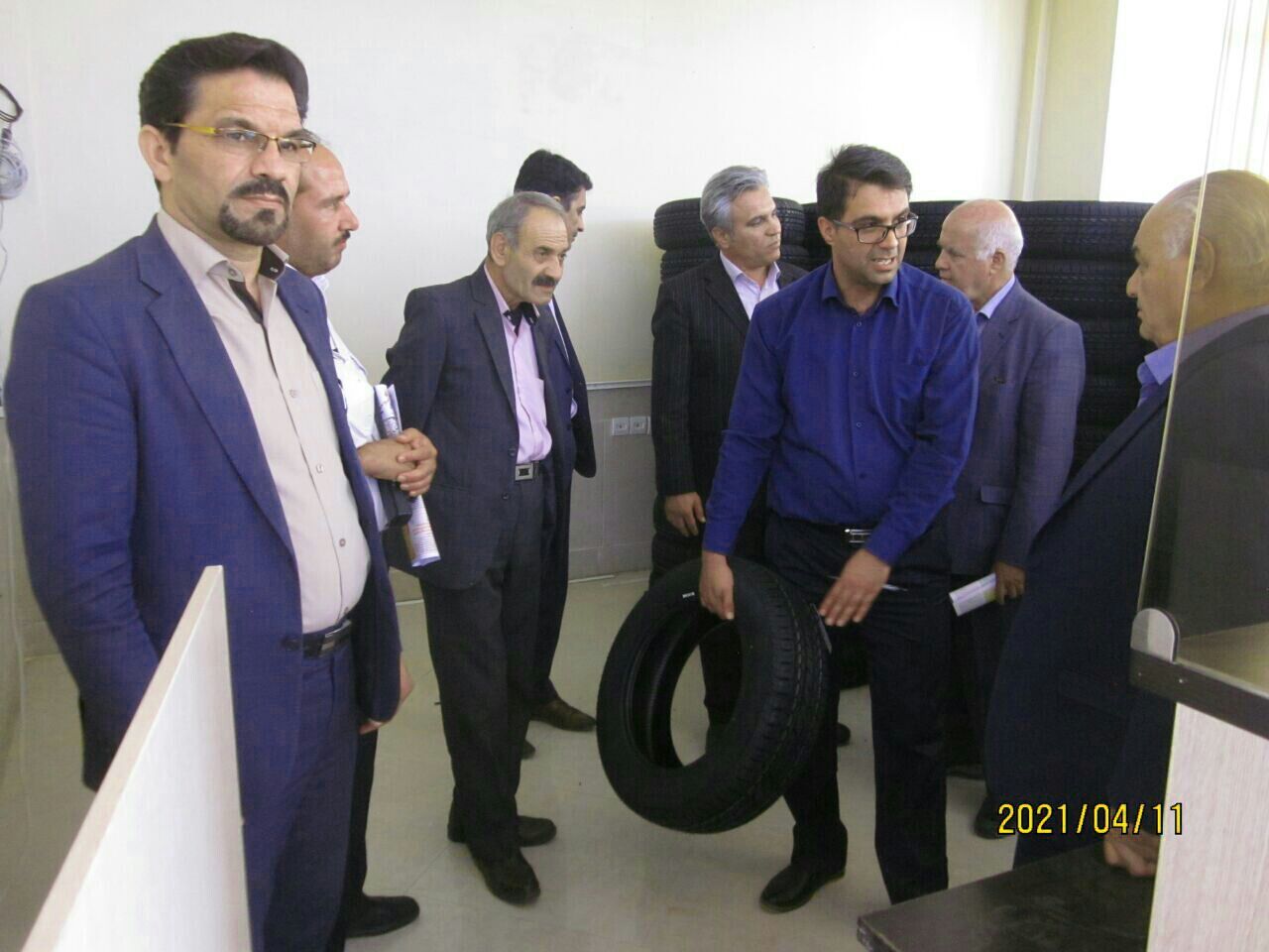 بازدید از نحوه توزیع لاستیک به نرخ دولتی بین تاکسیداران