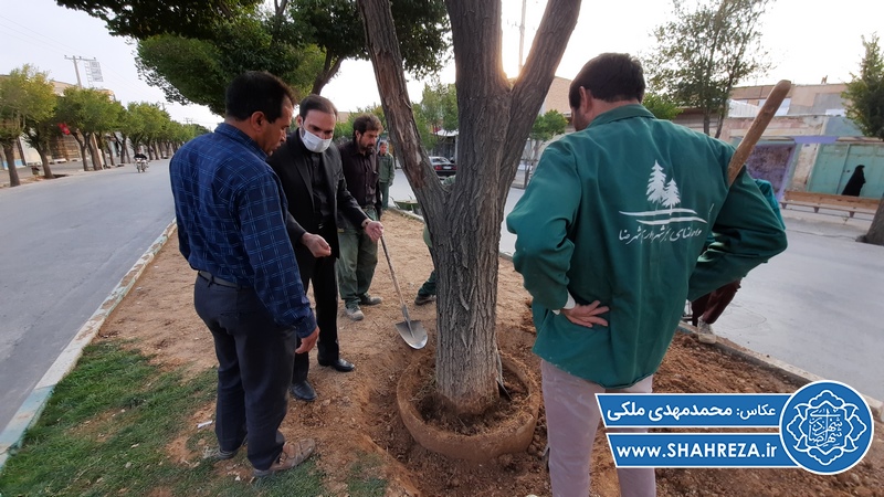 بازدید-سرزده-شهردار-شهرضا-از-فعالیت-نیروهای-خدوم-فضای-سبز