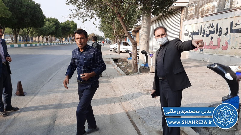 بازدید شهردار از لکه گیری سطح شهر و کوچه های که مردم درخواست آسفالت داشتند