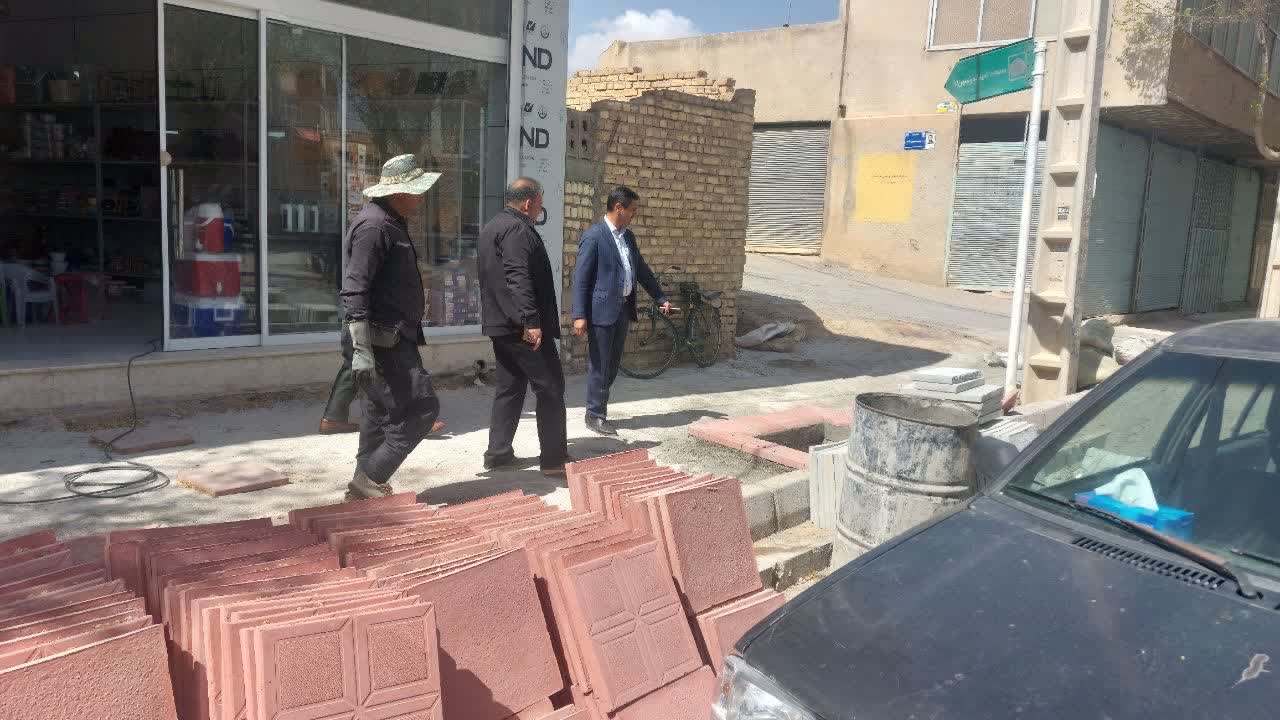 بازدید شهرداری و اعضای شورای اسلامی شهرضا از عملیات موزاییک فرش در خیایان ابوذر