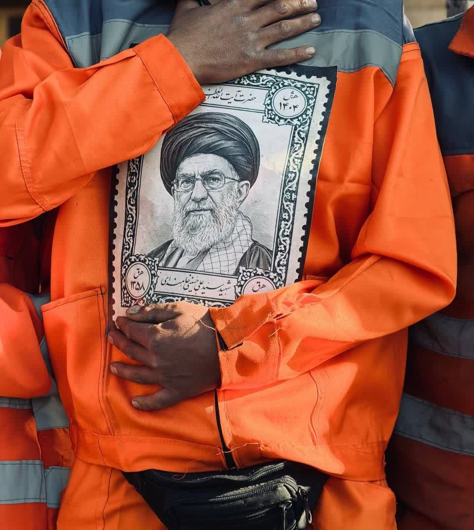 بجای مانده از مراسم اربعین شهادت حضرت آیت‌الله العظمی امام سیّدعلی خامنه‌ای در جوار مقتل رهبر شهیدمان در خیابان کشوردوست