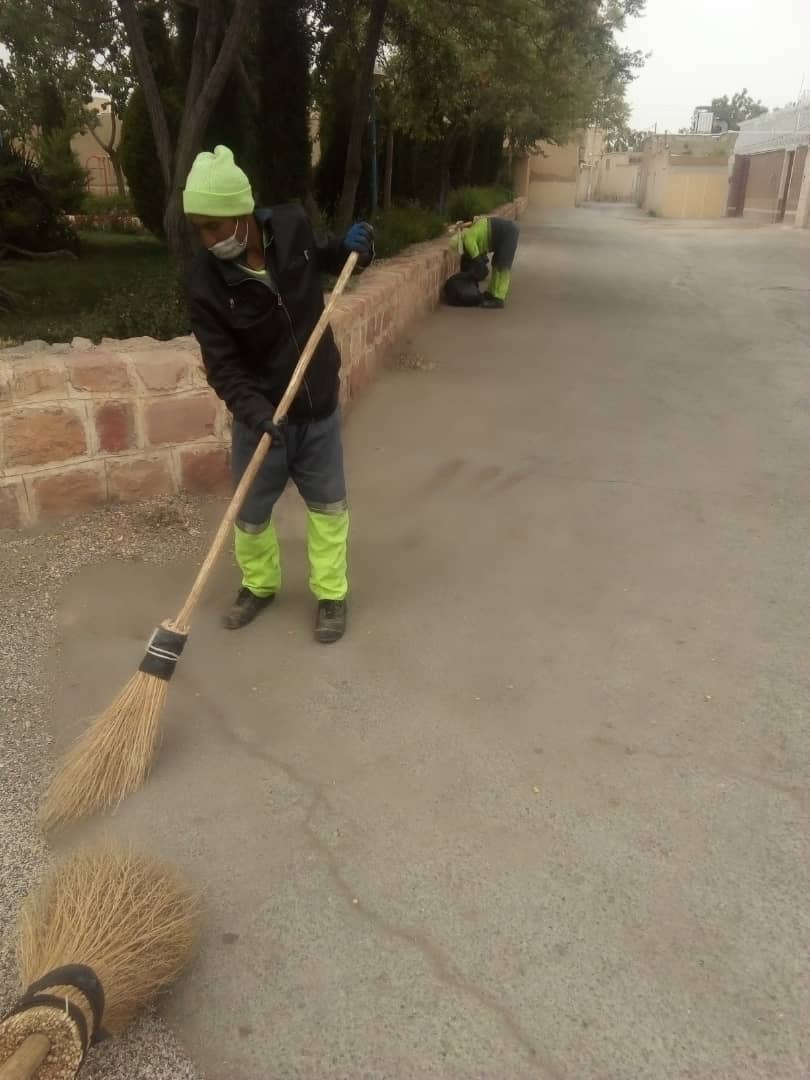جارو زنی و نظافت پارک محله ای امیرکبیر