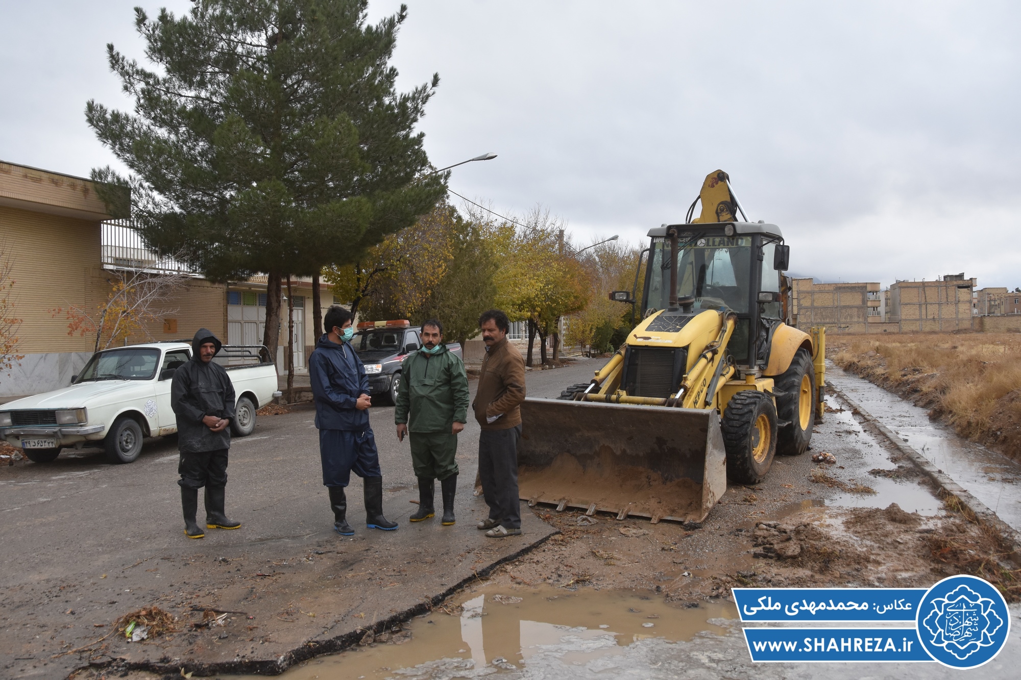 حضور نیروهای معاونت اجرایی و خدمات شهری در روز بارانی برای هدایت جریان آب ها سطحی