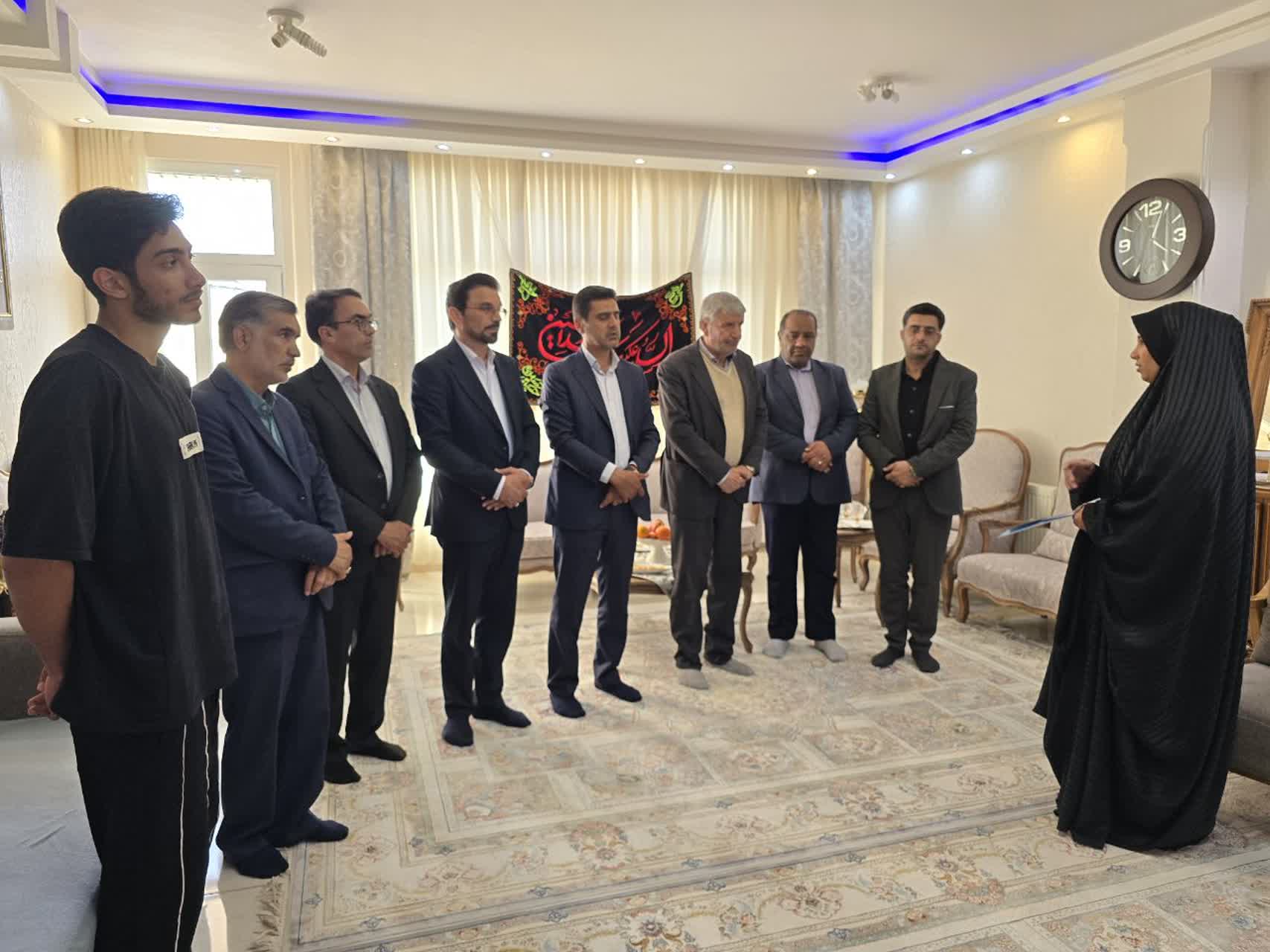 دیدار شهردار و اعضای شورای اسلامی شهرضا با خانواده شهید سرهنگ پاسدار علی احمدیان