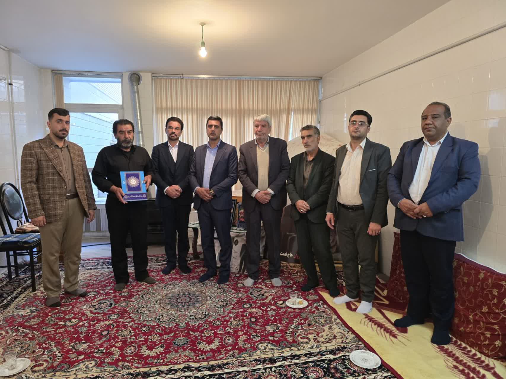 دیدار شهردار و اعضای شورای شهر با خانواده شهید محمد سجاد عرفان