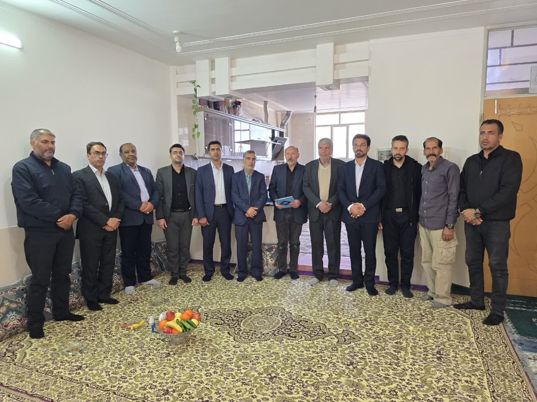 دیدار شهردار و شورای اسلامی شهرضا با خانواده شهید محمد امین رستگار