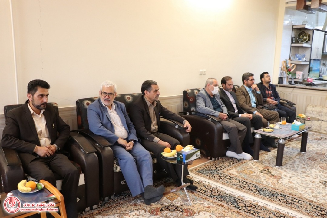 دیدار و تکریم سه خانواده سرافراز شهید شهرستان با حضور دکتر قاسمی