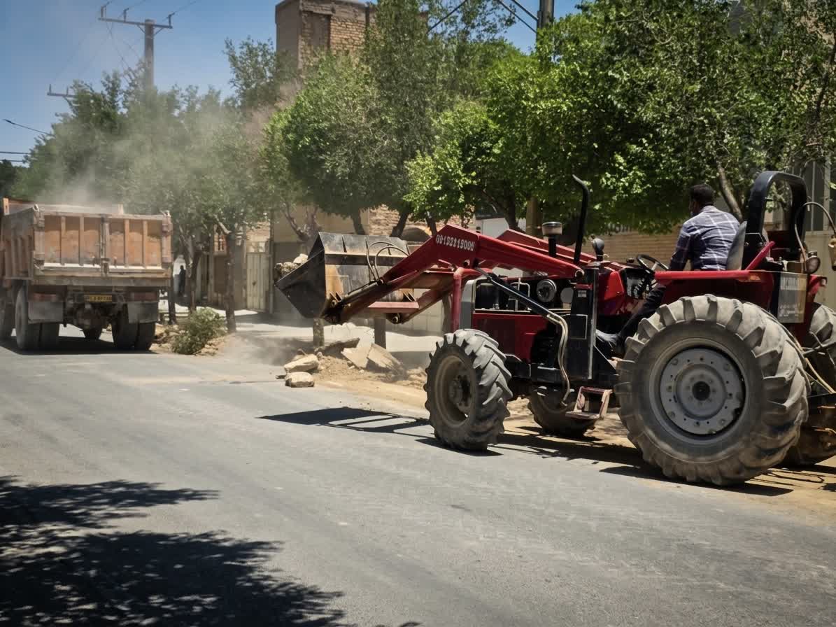 آغاز فاز دوم عملیات تخریب و اصلاح جوی و جدول در خیابان بلال به گزارش اداره ارتباطات و امور بین الملل شهرداری شهرضا، در راستای بهسازی معابر شهری و ارتقای کیفیت زیرساخت‌های خدماتی، فاز دوم عملیات تخریب و اصلاح جوی و جدول در خیابان بلال توسط شهرداری در حال اجرا است. این پروژه با هدف اصلاح آبروها، هدایت مناسب آب‌های سطحی، افزایش ایمنی تردد شهروندان و بهبود سیمای شهری انجام می‌شود. با اجرای این عملیات، بخشی از مشکلات موجود در شبکه جمع‌آوری آب‌های سطحی این محدوده برطرف شده و شرایط مطلوب‌تری برای عبور و مرور شهروندان فراهم خواهد شد. شهرداری از شهروندان ساکن و عبوری این محدوده درخواست می‌کند تا در مدت اجرای عملیات، همکاری لازم را با عوامل اجرایی داشته باشند.