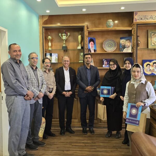 تقدیر شهردار شهرضا از هنرجویان طراح المان‌های شهری