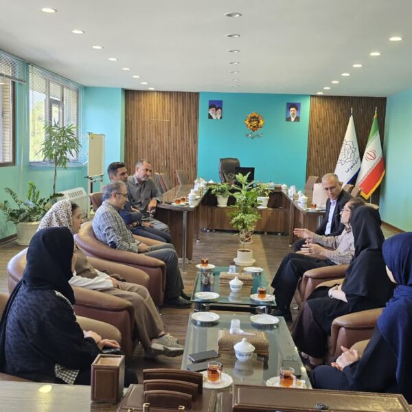 تقدیر شهردار شهرضا از هنرجویان طراح المان‌های شهری